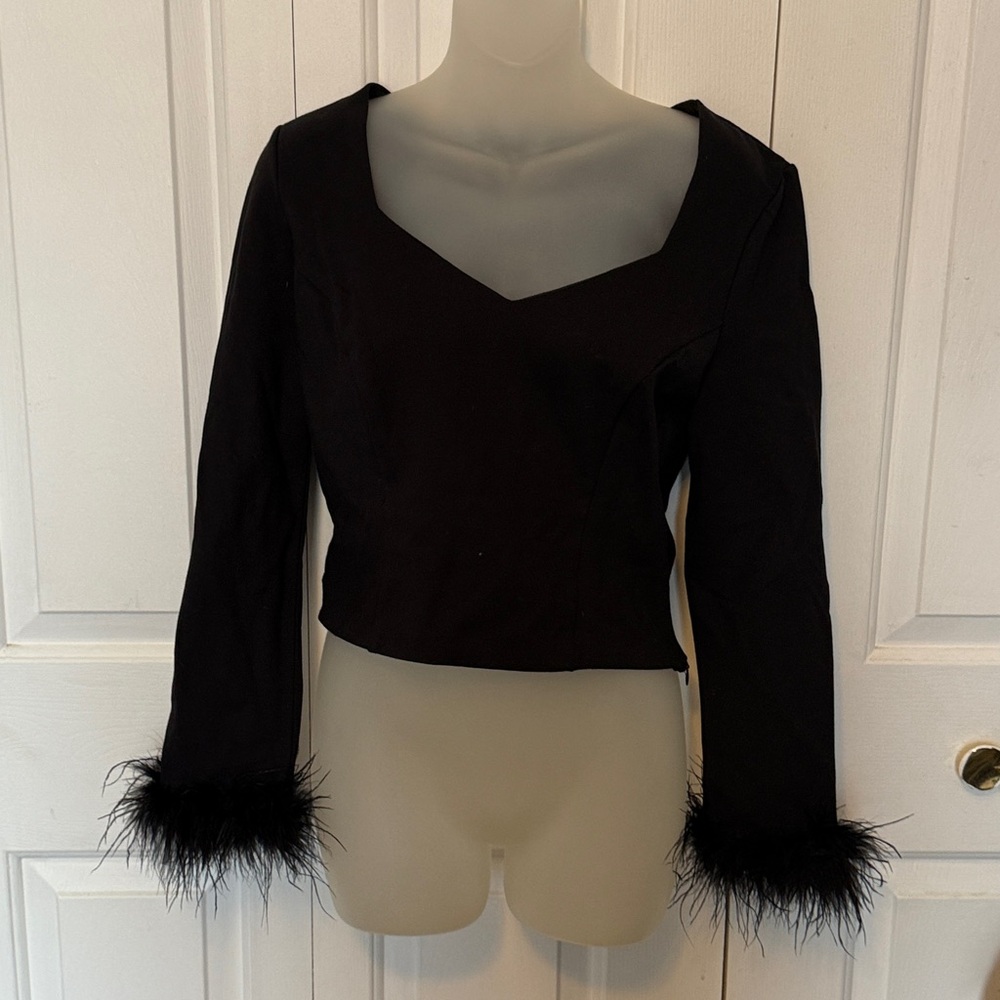 FORE Sz Large V Neck cropped feathered sleeve stretchy top GUC B1015